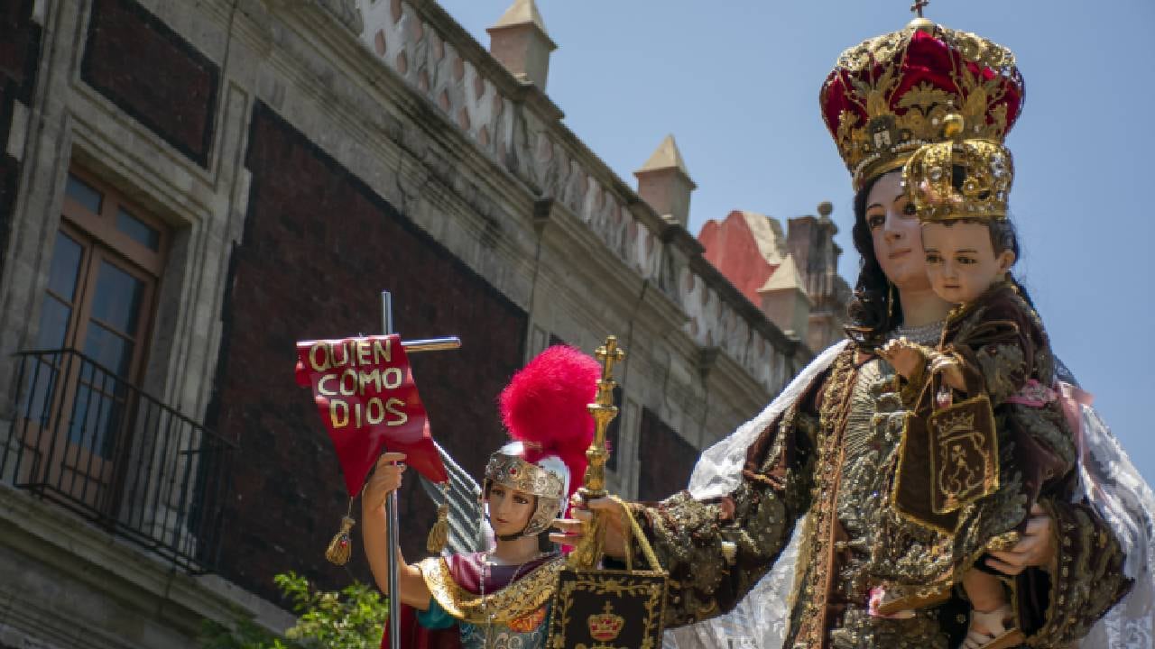 Peregrinación católica con la figura de la Virgen del Carmen.