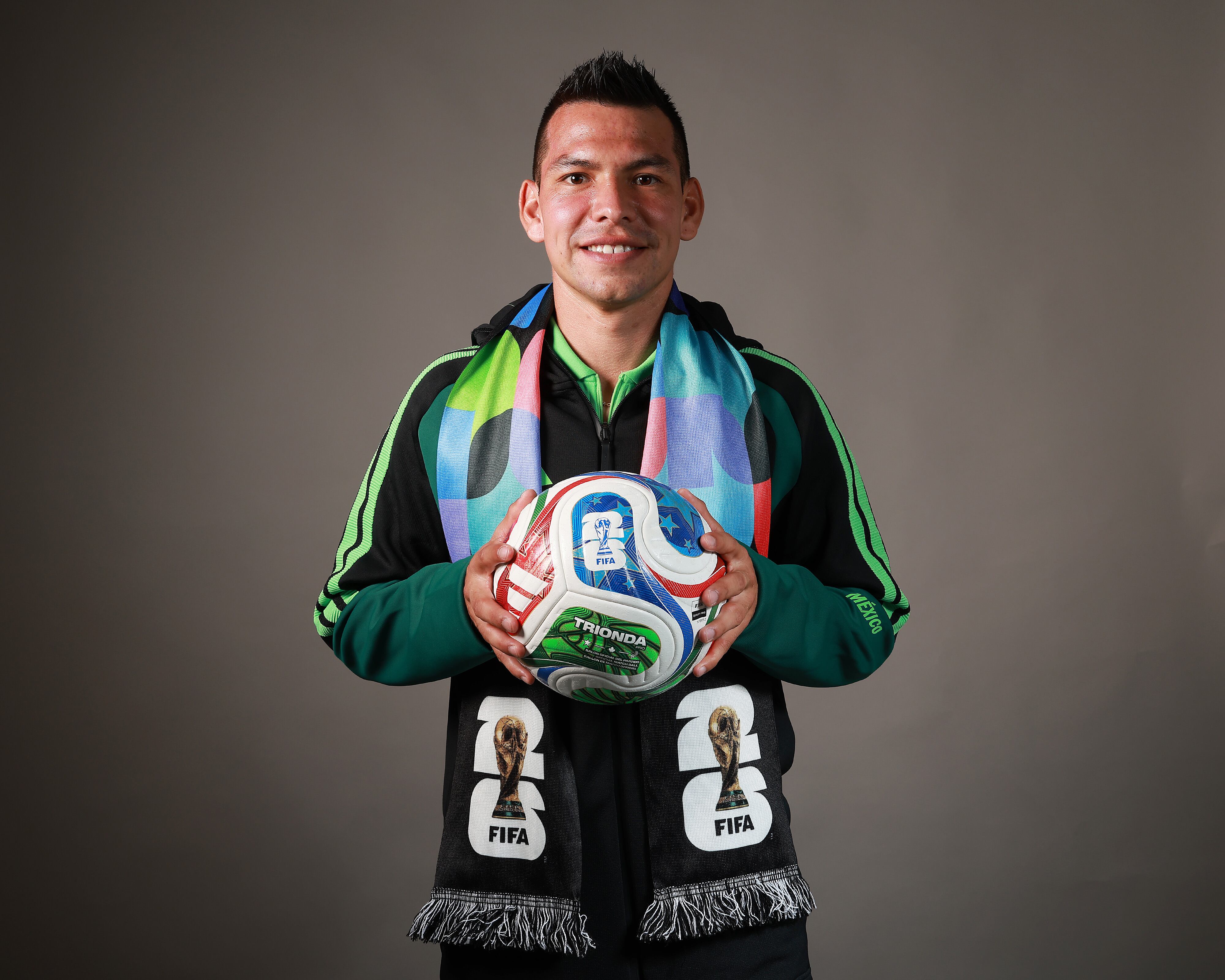 Hirving Lozano posa con el balón oficial del Mundial 2026