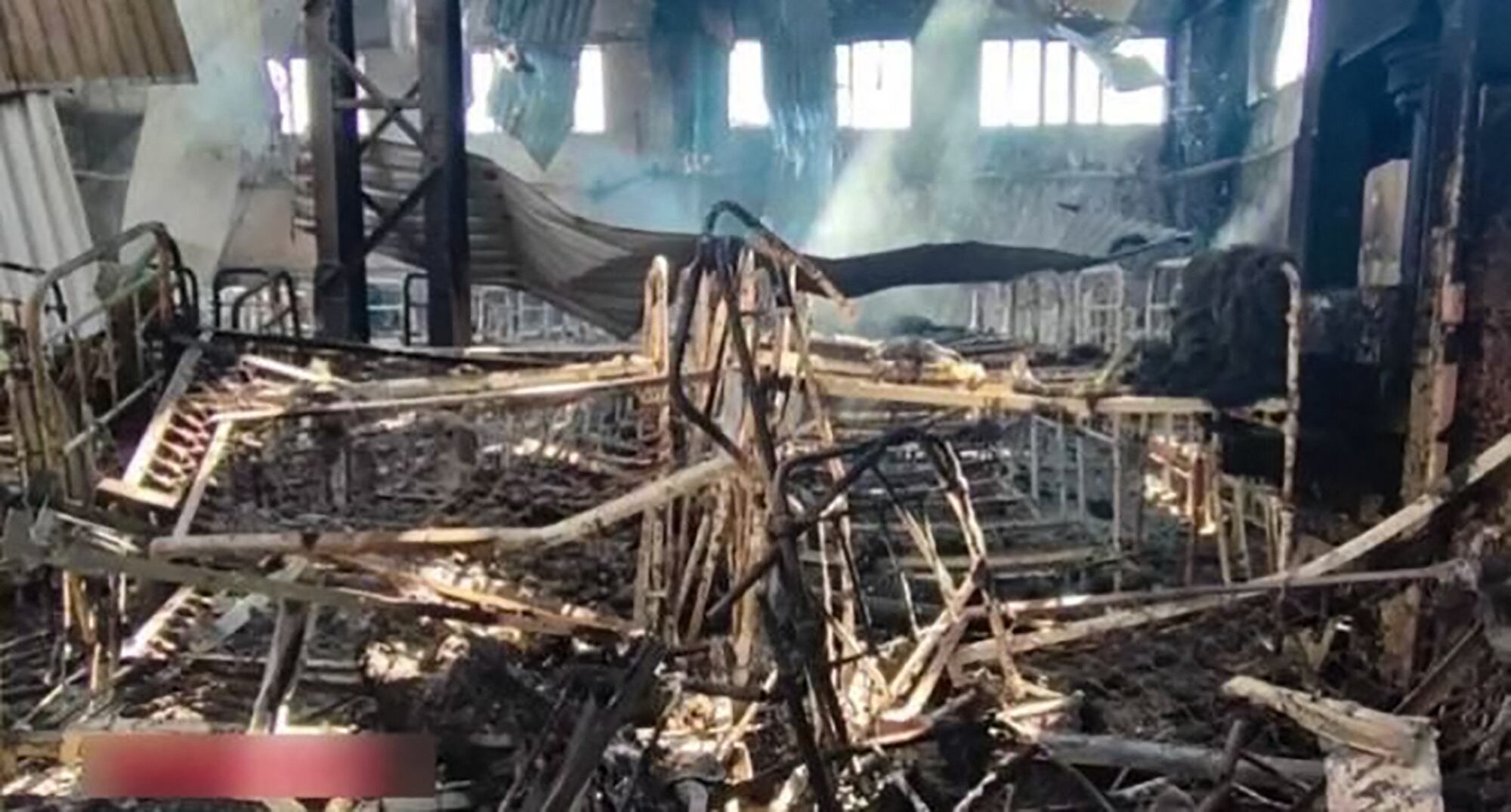 Esta imagen del folleto publicada por el Comité de Investigación de Rusia el 29 de julio de 2022 muestra lo que se dice es el centro de detención destruido en el asentamiento de Olenivka en la región de Donetsk controlada por los separatistas. - El 29 de julio de 2022, separatistas respaldados por Rusia y Moscú acusaron a las fuerzas de Kyiv de atacar una cárcel que albergaba a prisioneros de guerra ucranianos en el este de Ucrania, diciendo que decenas de personas murieron y decenas resultaron heridas. Kyiv negó que sus fuerzas hubieran atacado una prisión que albergaba a prisioneros de guerra ucranianos. (Photo by Handout/Comité de Investigación de Rusia/AFP) / RESTRINGIDO A USO EDITORIAL - CRÉDITO OBLIGATORIO "FOTO AFP/Comité de Investigación de Rusia/handout" - SIN MARKETING SIN CAMPAÑAS PUBLICITARIAS - DISTRIBUIDO COMO SERVICIO A LOS CLIENTES