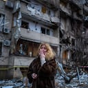 Natali Sevriukova a un ataque con un proyectil en la ciudad de Kiev, Ucrania, el 25 de febrero de 2022. (AP Foto/Emilio Morenatti)