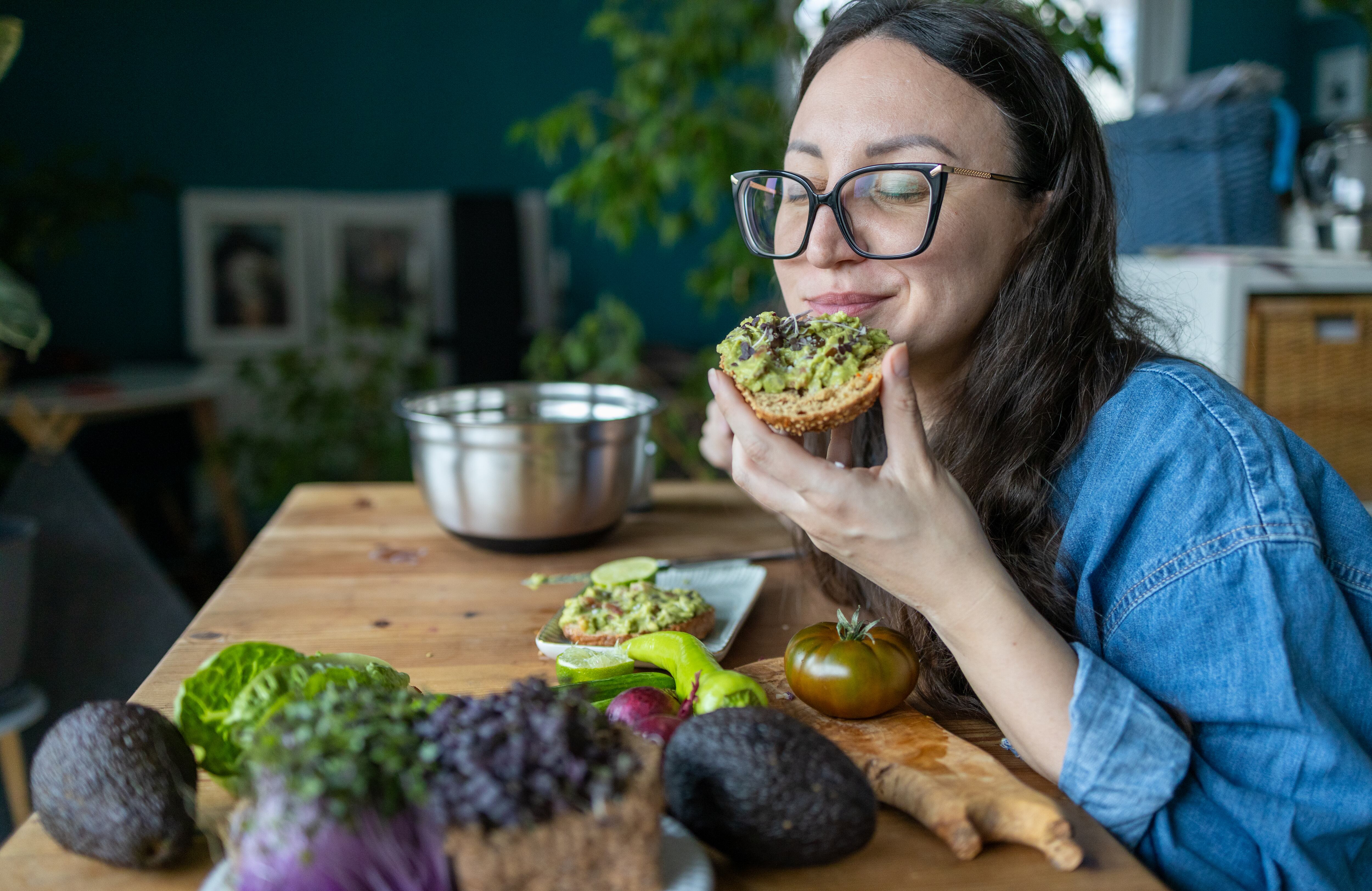Un desayuno equilibrado con avena, fruta y frutos secos aporta fibra, proteínas y grasas saludables, aliados del corazón.