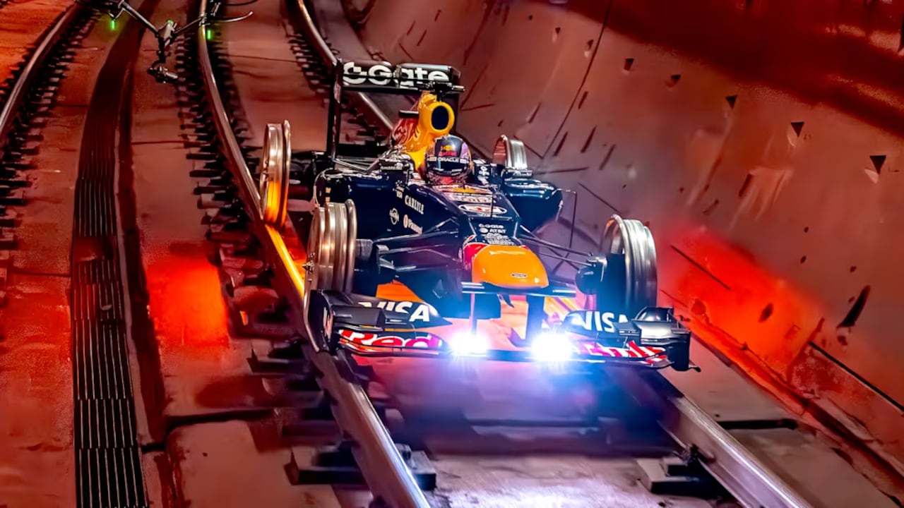 Red Bull Racing llevó uno de sus monoplazas de Fórmula 1 a los túneles del Metro de Madrid para realizar un recorrido sobre los raíles.