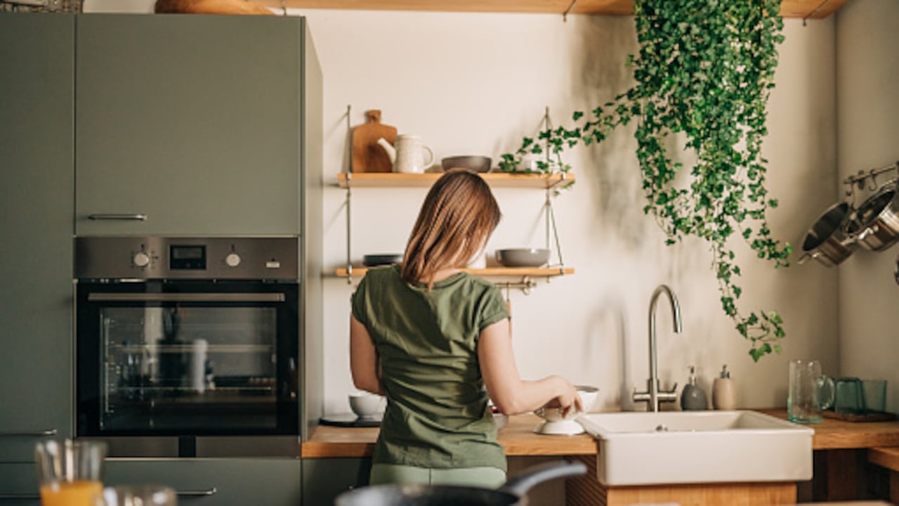 Es el llamado “consumo fantasma o invisible”, que es el producido por los aparatos eléctricos que dejamos enchufados, aunque no los estemos utilizando.