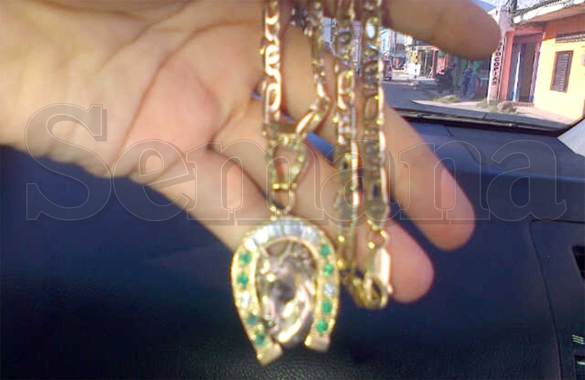 Esta cadena de oro de 18 kilates con incrustaciones de esmeraldas y diamantes fue uno de los regalos de alias Otoniel a su hija de dos años. (Archvio SEMANA)