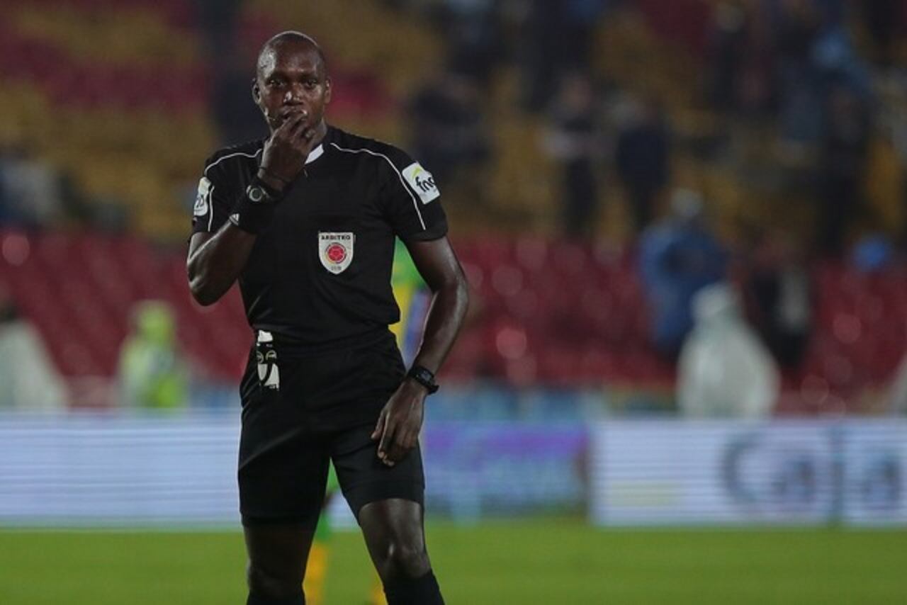 Árbitro Jhon Hinestroza, encargado de impartir justicia en el partido entre Cali y América.