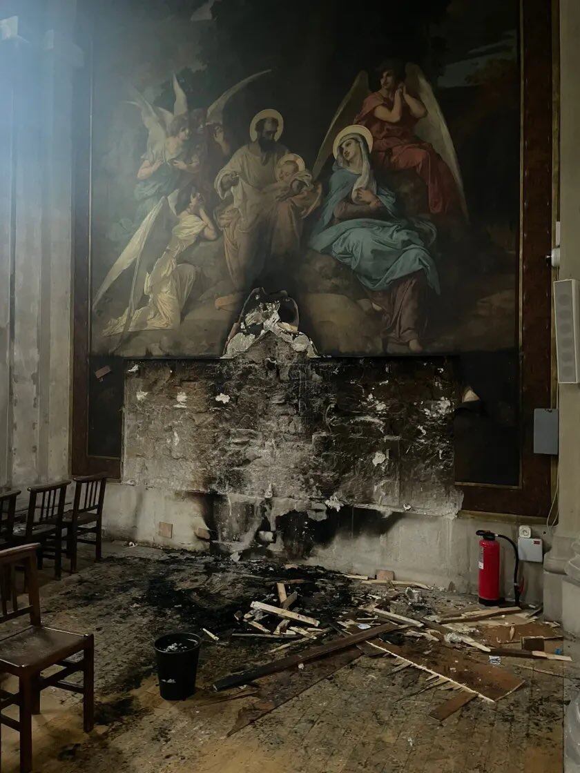 Iglesia de Notre-Dame des Champs blanco de un ataque incendiario