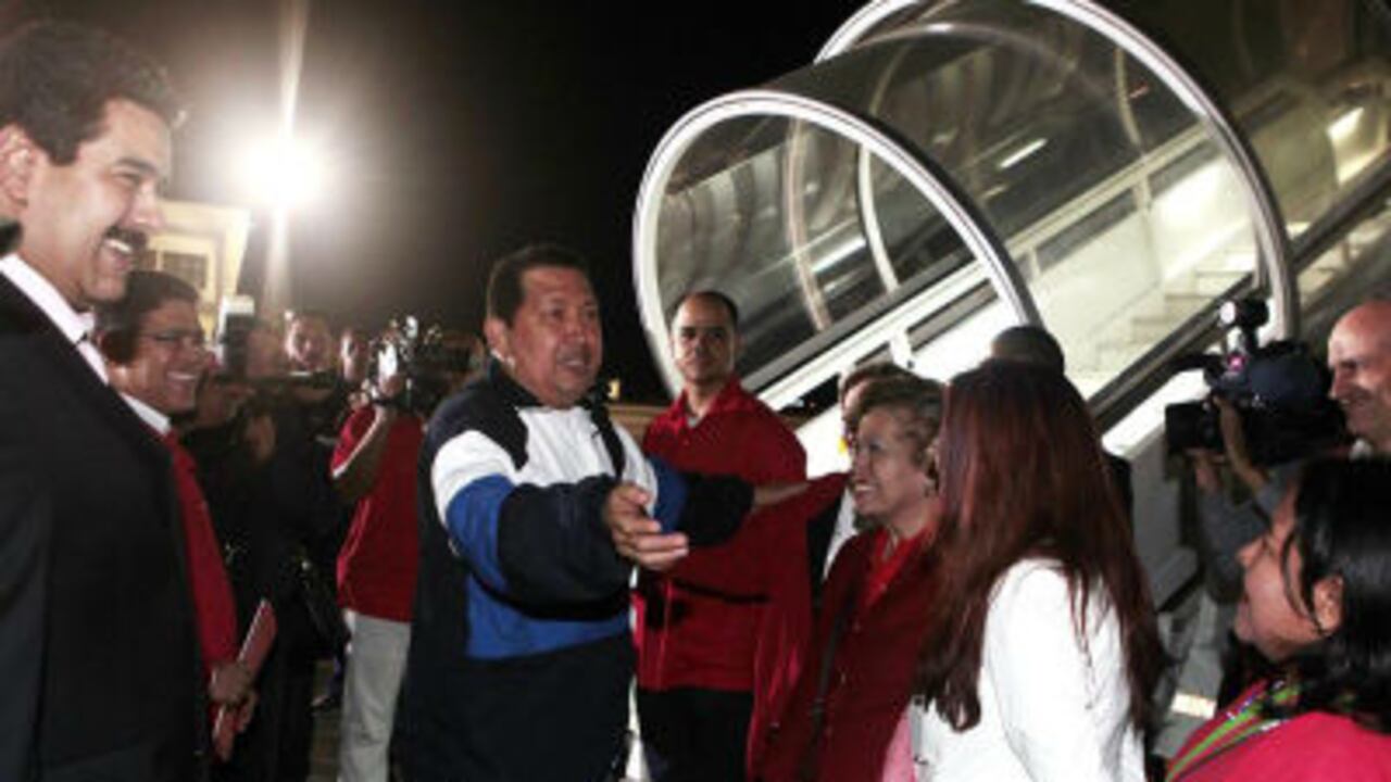 El presidente venezolano Hugo Chávez (c), acompañado de familiares y miembros de su gabinete, mientras se despide hoy, lunes 30 de abril de 2012, al salir de Caracas (Venezuela), hacia La Habana