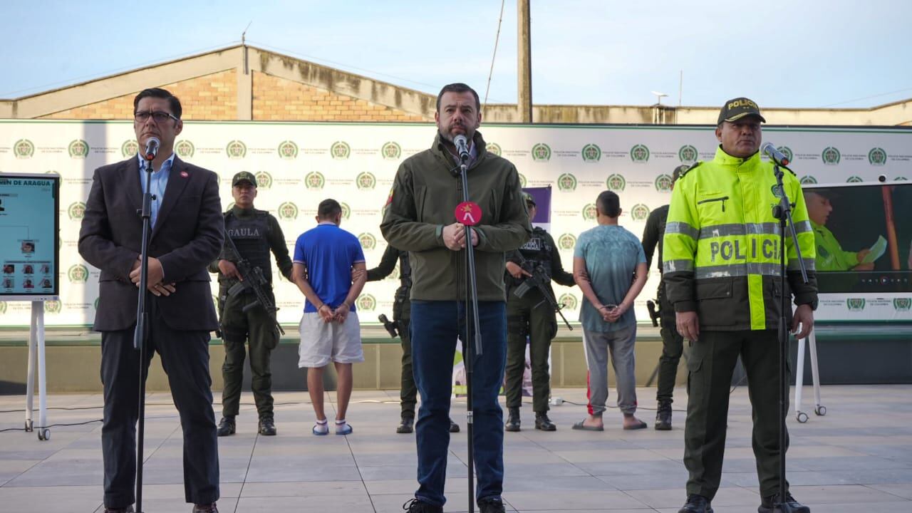 Alcalde Carlos Fernando Galán, en compañía del secretario de Seguridad, César Restrepo, y del comandante de la Policía de Bogotá, general José Daniel Gualdrón