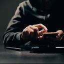 Tras revisar el celular, el ladrón se percató de las fotos de los menores abusados, por lo que decidió denunciar.