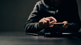 Tras revisar el celular, el ladrón se percató de las fotos de los menores abusados, por lo que decidió denunciar.