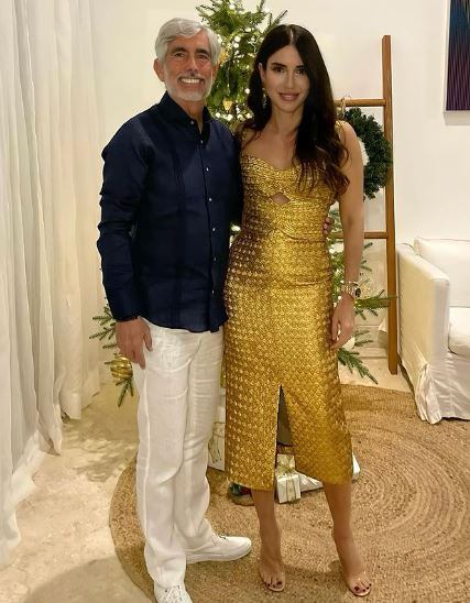 Ella tiene 52 y él tiene 64, por lo cual ya luce canas en su cabello y en su barba.