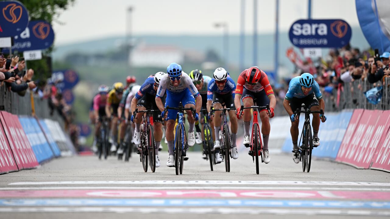 MELFI, ITALY - MAY 08: (L-R) Michael Matthews of Australia and Team Jayco AlUla and Mads Pedersen of Denmark and Team Trek - Segafredo sprint at finish line during the 106th Giro d'Italia 2023, Stage 3 a 213km stage from Vasto to Melfi 532m / #UCIWT / on May 08, 2023 in Melfi, Italy. (Photo by Stuart Franklin/Getty Images,)
