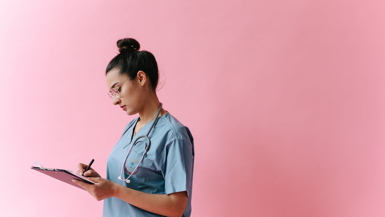 Este día se conmemora con el objetivo de reflexionar sobre los objetivos de la enfermería en el futuro y lograr abordar los retos de salud que se presentan en el mundo.