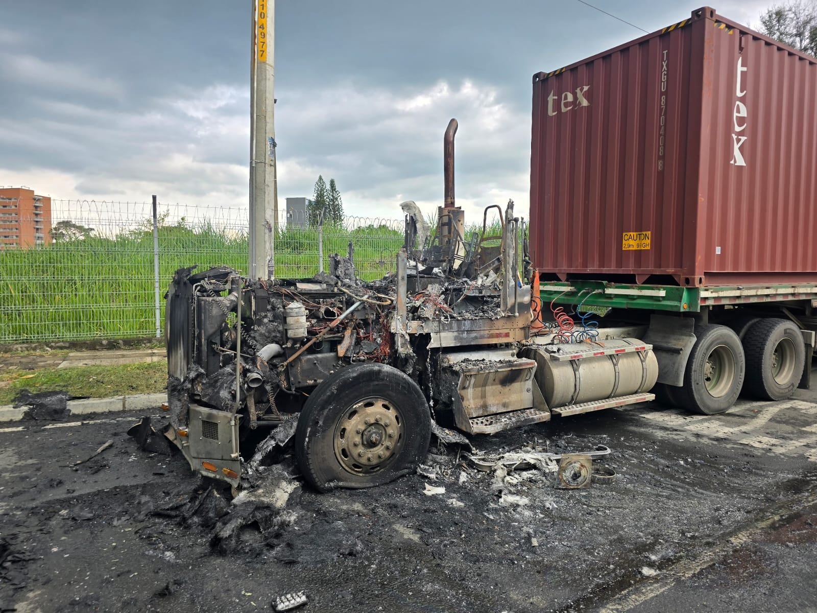 Tractocamiones incinerados en inmediaciones de la Univalle, sur de Cali