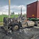 Tractocamiones incinerados en inmediaciones de la Univalle, sur de Cali