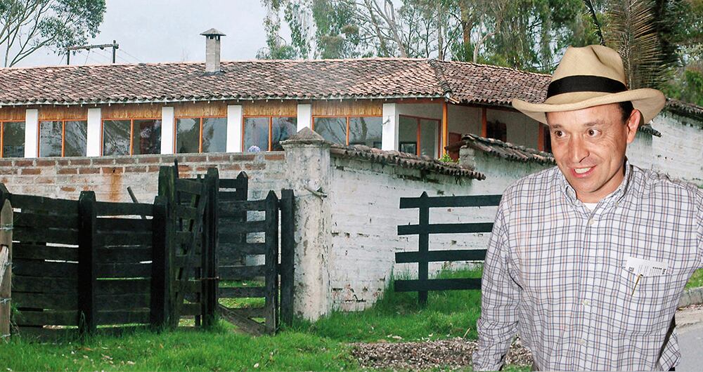 Santiago Uribe, hermano del expresidente Álvaro Uribe, fue acusado como miembro de los Doce Apóstoles en 1996. El proceso estuvo dormido y en 2010 se reabrió por declaraciones de un testigo.