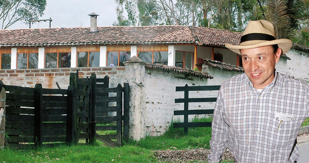 Santiago Uribe, hermano del expresidente Álvaro Uribe, fue acusado como miembro de los Doce Apóstoles en 1996. El proceso estuvo dormido y en 2010 se reabrió por declaraciones de un testigo.