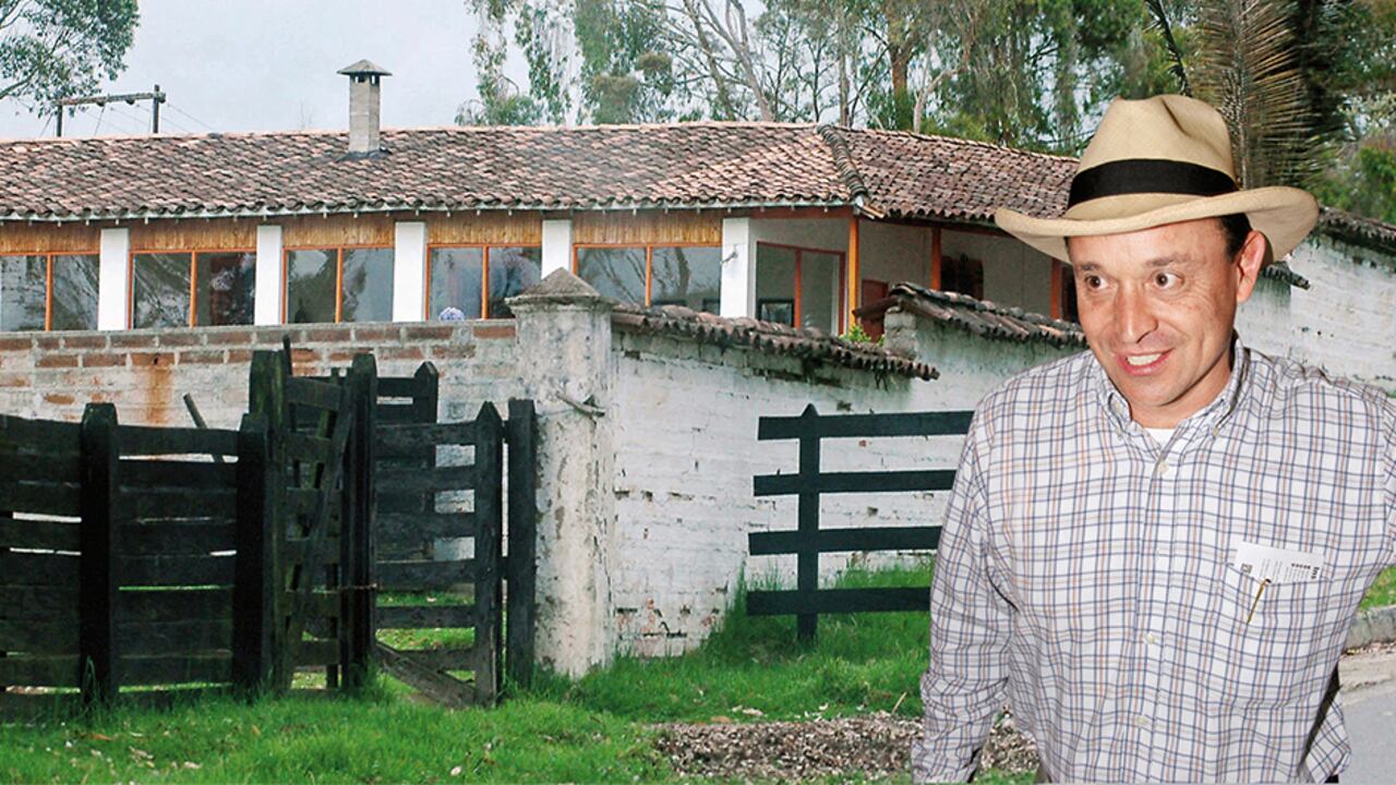 Santiago Uribe, hermano del expresidente Álvaro Uribe, fue acusado como miembro de los Doce Apóstoles en 1996. El proceso estuvo dormido y en 2010 se reabrió por declaraciones de un testigo.