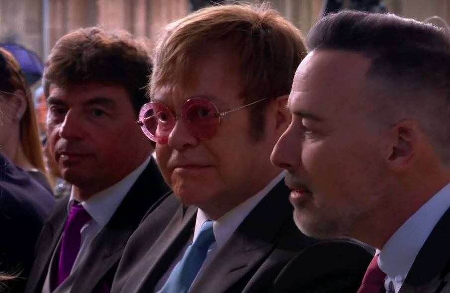 El cantante británico, Elton John, asistió con su esposo David Furnish. 