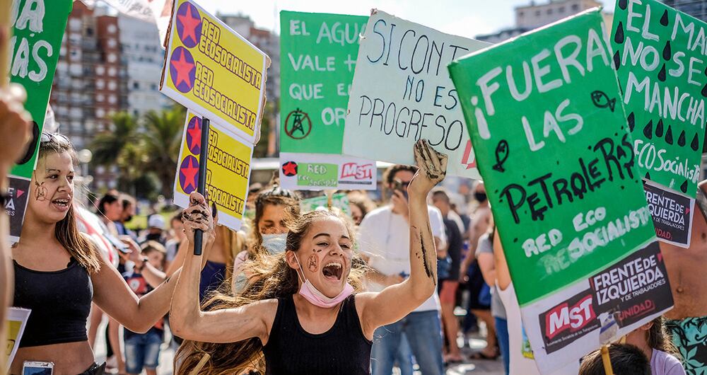 Protestas en Argentina contra la exploración petrolera en el mar.