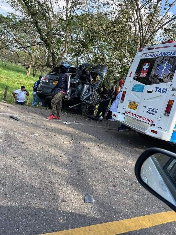 Momento en el que organismos de socorro llegaron al sitio de la tragedia.