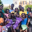 Dauda Kavuma es el profesor que se ha ganado el reconocimiento internacional por su labor educativa y artística con menores de Uganda. (Photo by Badru KATUMBA / AFP)
