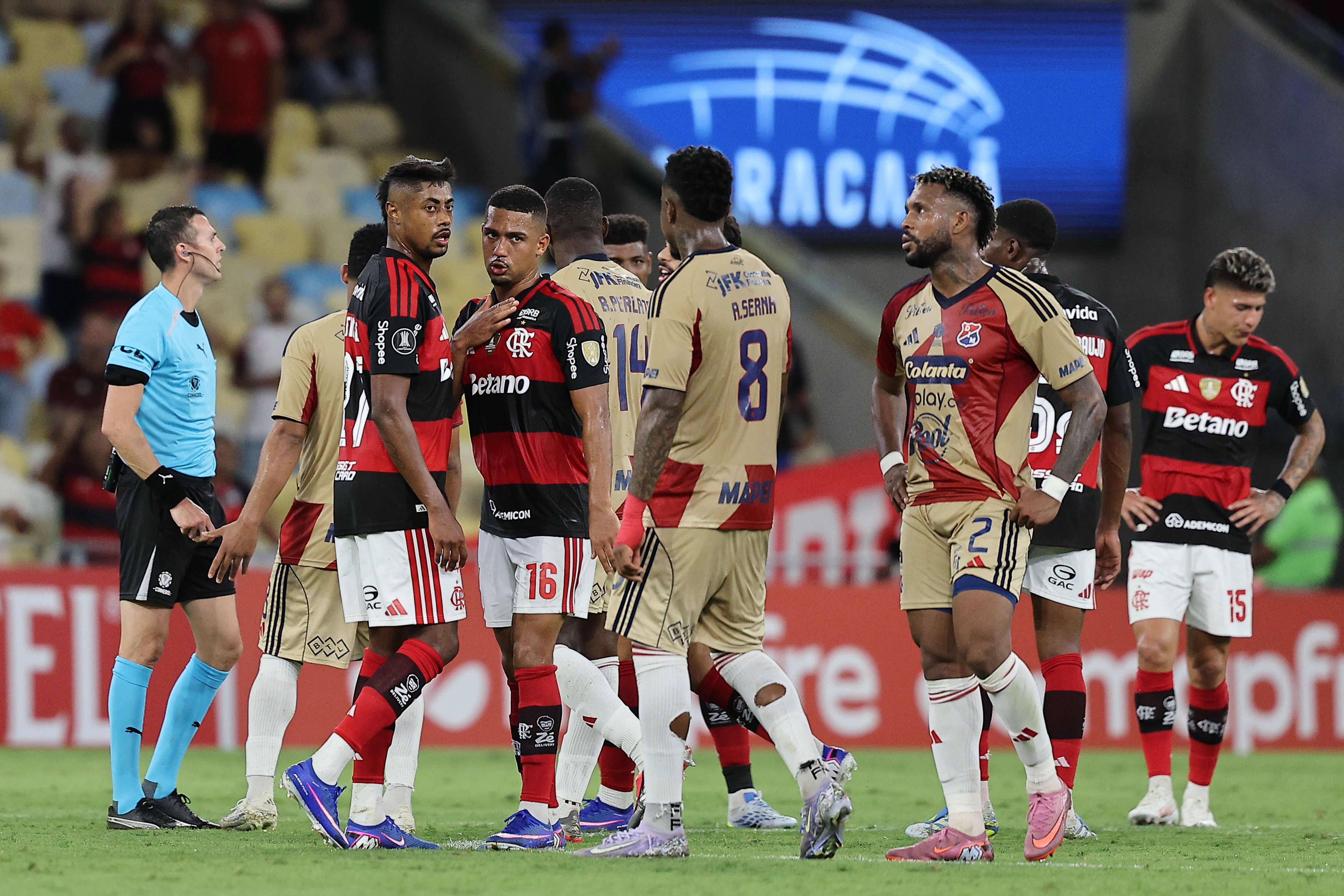 Jorge Carrascal (atrás) en el partido de Flamengo vs. DIM