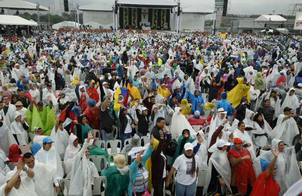 Fieles en el Aeropuerto Enrique Olaya Herrera. Foto: Guillermo Torres// SEMANA. 