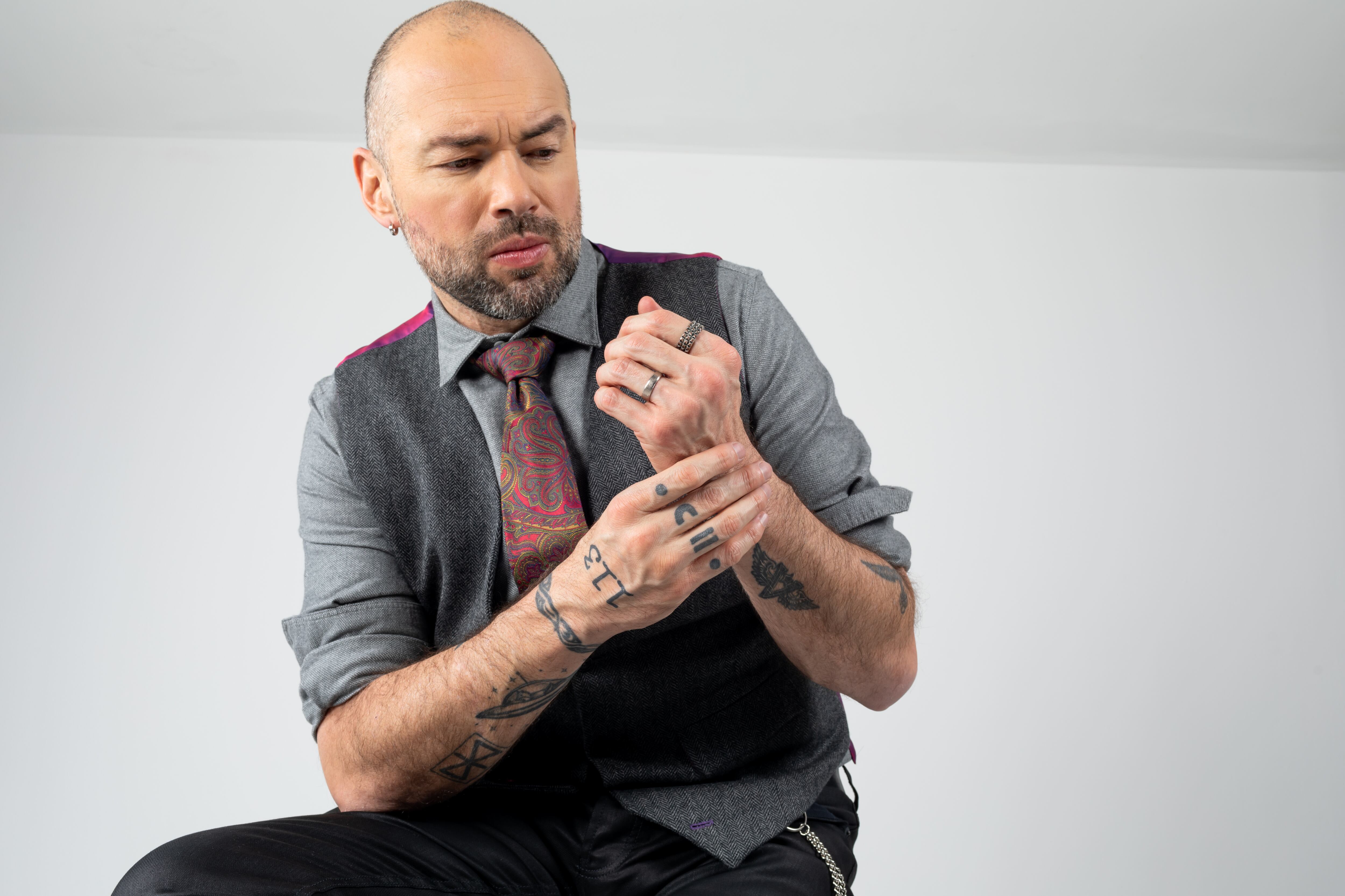 Santiago Cruz, cantante, compositor y escritor colombiano