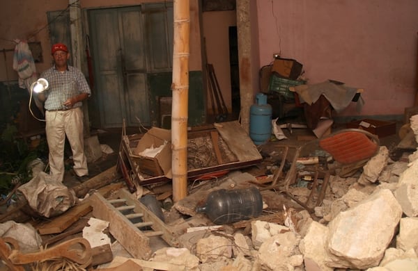 Mariano Méndez es ebanista, vive en medio de los escombros y tuvo que poner palos de guadua para que su casa no se caiga Foto: Pablo Andrés Monsalve