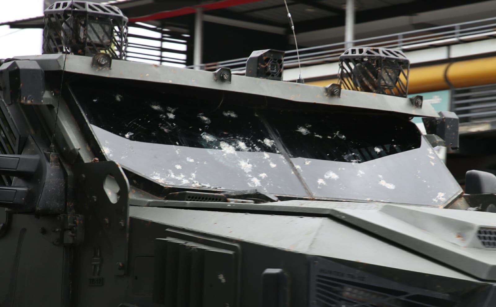 Ejército se retira de El Plateado. Así salieron los vehículos blindados militares del corregimiento