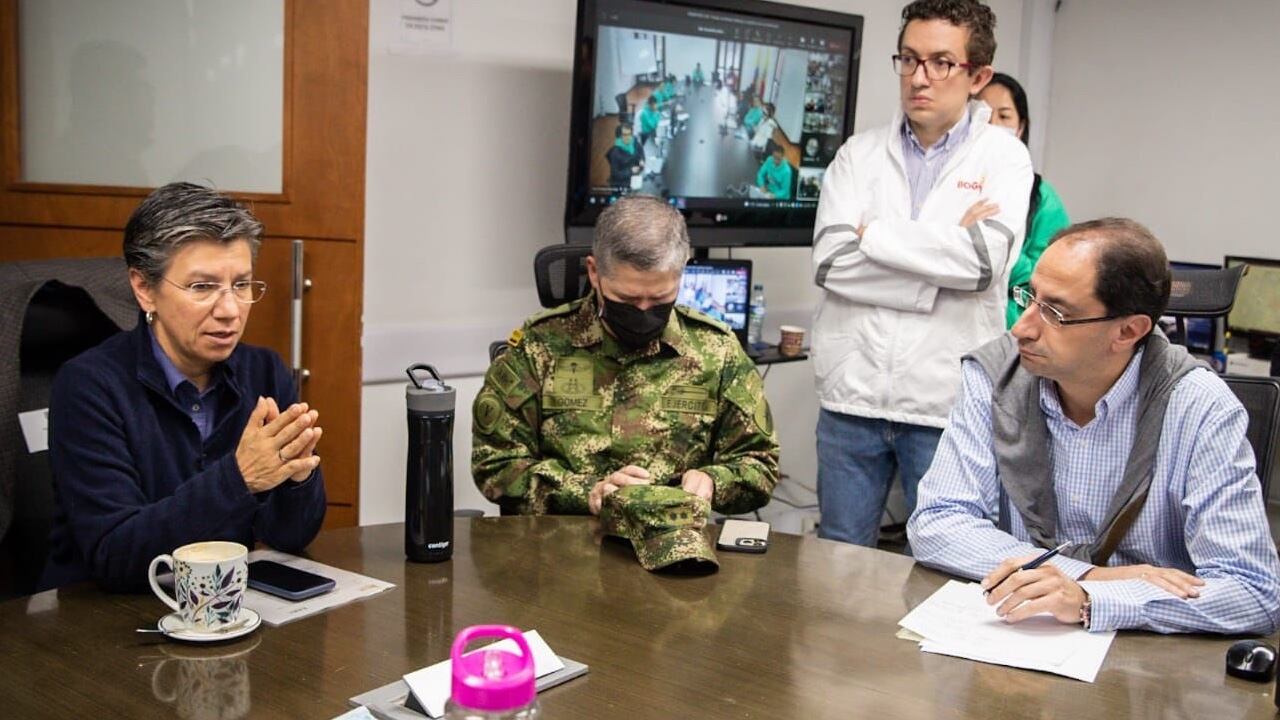 La alcaldesa de Bogotá, Claudia López, junto al ministro de Hacienda en el Puesto de Mando Unificado de la capital
