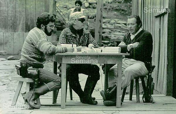 Alfonso Cano, el extinto jefe de las Farc, se ve aquí en los años setenta con Jacobo Arenas y Tirofijo.