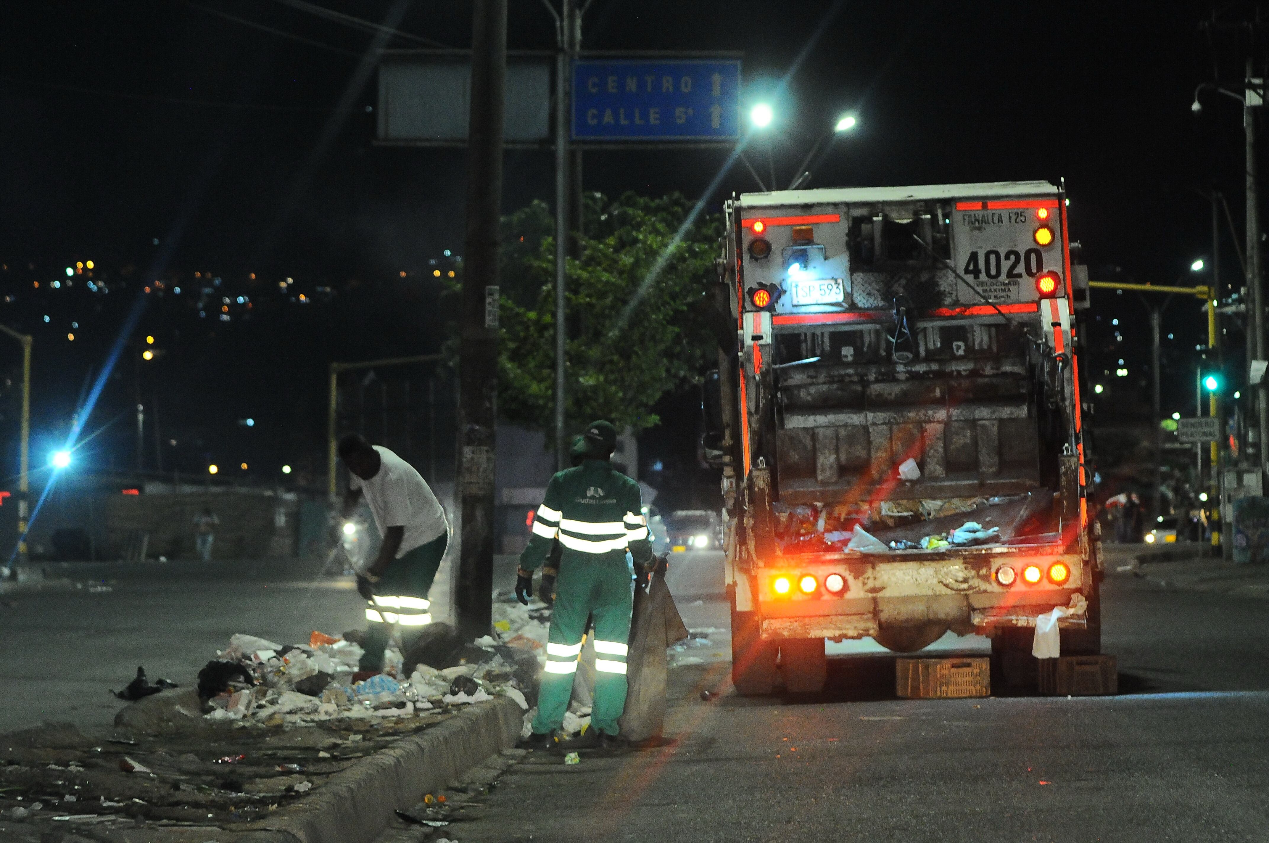 Cali: Ante la problemática del manejo de las basuras en ciudad, el alcalde genera gran polémica vía redes por el tema de la recolección de las basuras.  foto José L Guzmán. El País, agosto 9-23.