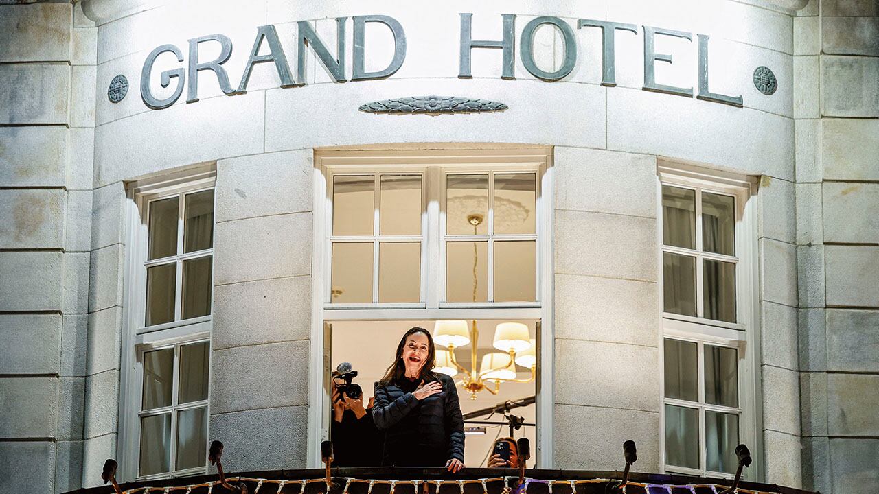 María Corina Machado salió en la madrugada al balcón. “Pronto volveré a Venezuela”, dijo.