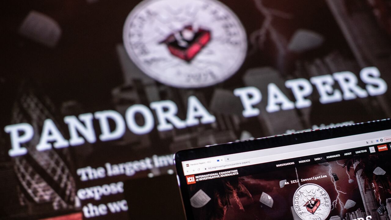 Esta fotografía muestra el logotipo de Pandora Papers. - La investigación de "Pandora Papers", que involucra a unos 600 periodistas de medios como The Washington Post, BBC y The Guardian, se basa en una filtración de unos 11,9 millones de documentos de 14 empresas de servicios financieros de todo el mundo. (Photo by LOIC VENANCE / AFP)