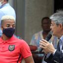 Byron Castillo y el presidente de Ecuador, Guillermo Lasso, durante un evento en Guayaquil en marzo de 2022