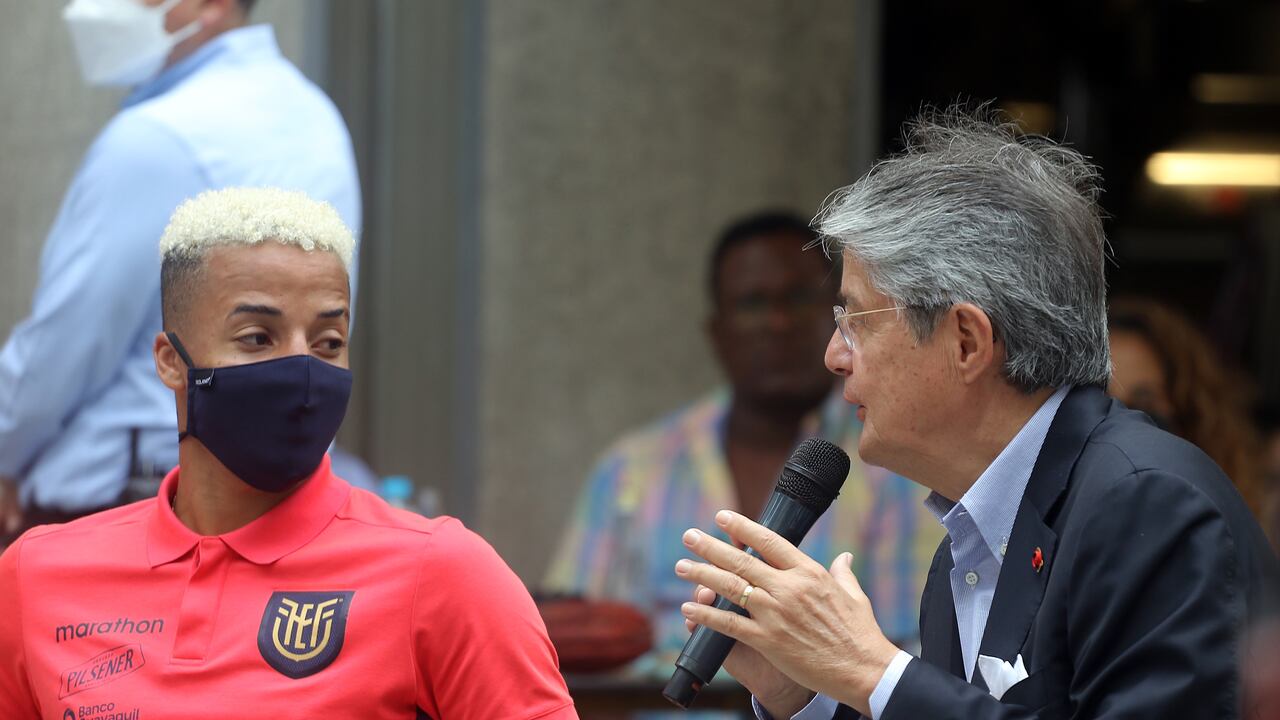 Byron Castillo y el presidente de Ecuador, Guillermo Lasso, durante un evento en Guayaquil en marzo de 2022