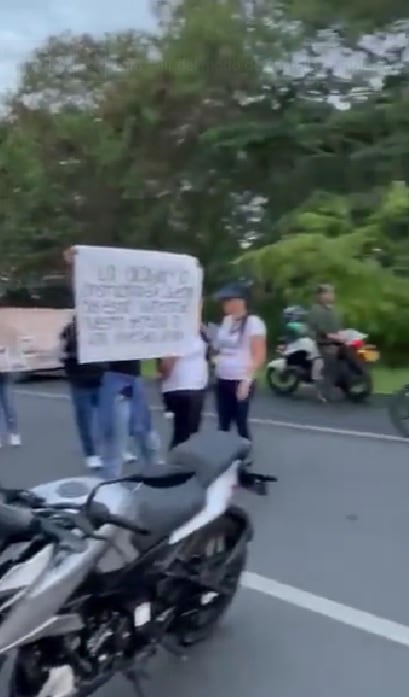 Varias familias cerraron la vía Cali-Palmira para exigir entrega de proyecto de vivienda.