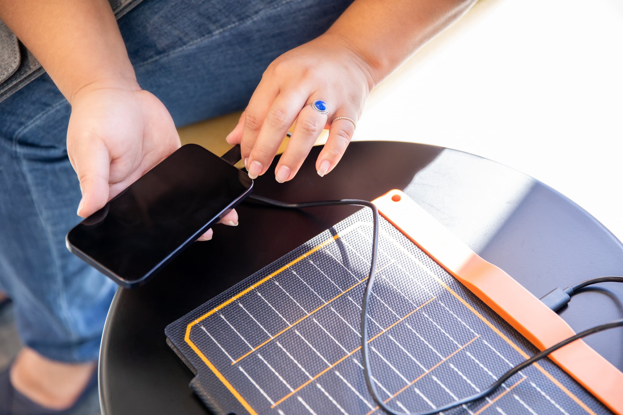 Quedarse sin batería puede ser un problema, pero existen alternativas para recargar un celular sin un cargador.