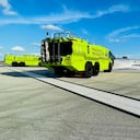 En esta foto publicada por el Departamento de Bomberos de Miami-Dade, los equipos de Bomberos de Miami-Dade trabajan en la escena del incendio de un avión en el Aeropuerto Internacional de Miami, el martes 21 de junio de 2022. Las autoridades dijeron que un avión que transportaba a 126 personas se incendió después de aterrizar el martes en el Aeropuerto Internacional de Miami, aunque no se reportaron heridos graves. (Rescate de Bomberos de Miami-Dade vía AP)