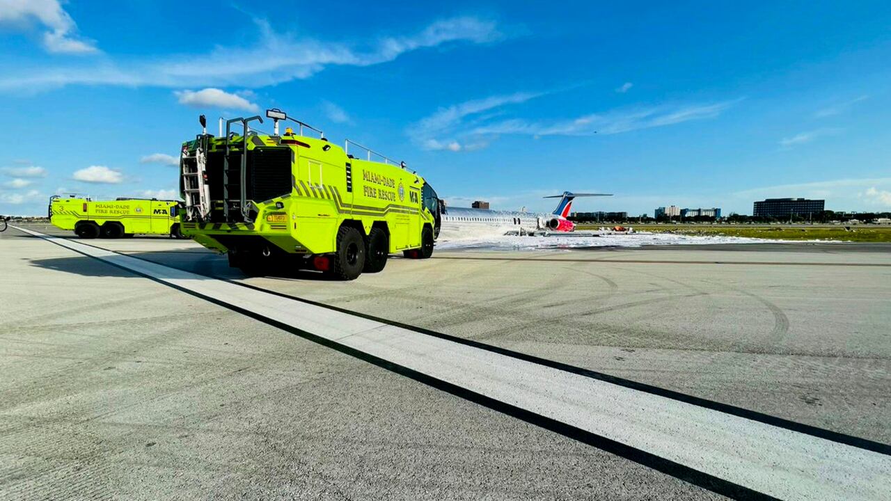 Los equipos de Bomberos de Miami-Dade trabajan en la escena del incendio de un avión en el Aeropuerto Internacional de Miami, el martes 21 de junio de 2022. Las autoridades dijeron que un avión que transportaba a 126 personas se incendió después de aterrizar el martes en el Aeropuerto Internacional de Miami, aunque no se reportaron heridos graves. (Rescate de Bomberos de Miami-Dade vía AP)