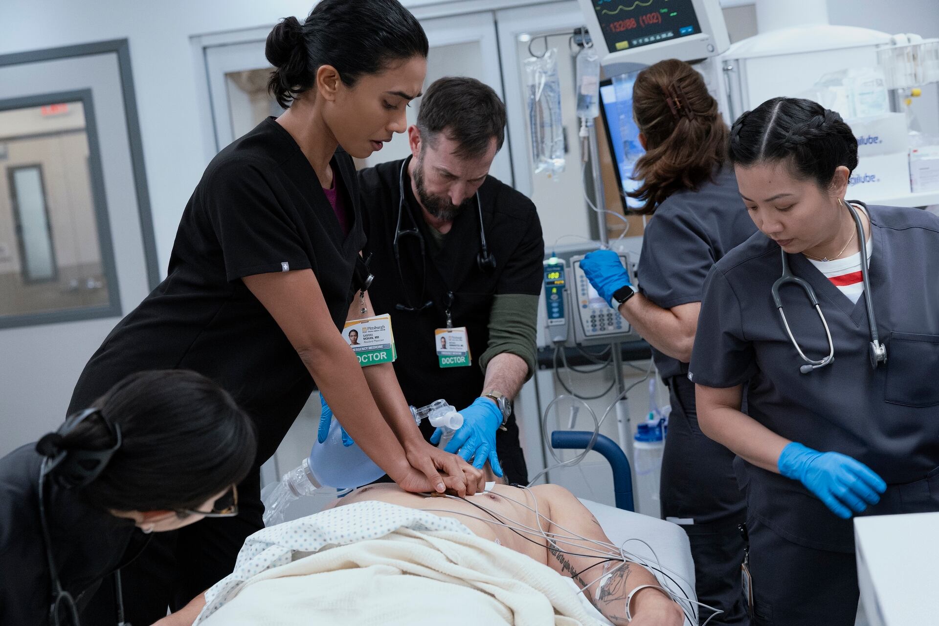 'The Pitt' en su frenética acción. Foto: Warrick Page/HBOMAX.