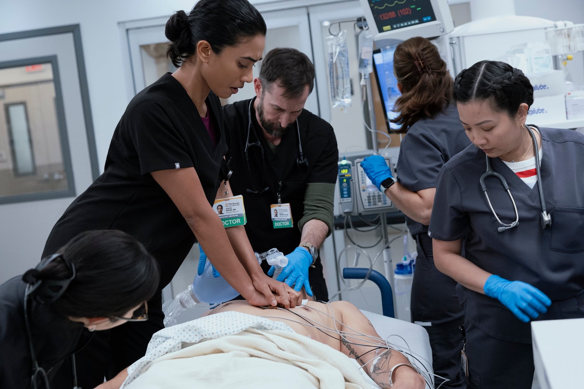 'The Pitt' en su frenética acción. Foto: Warrick Page/HBOMAX.