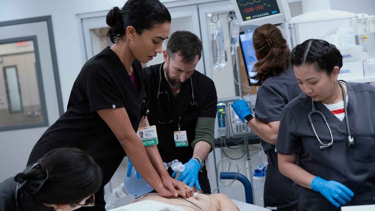 La doctora Mohan, el doctor' Robby', y la enfermera Princess, en frenética acción.