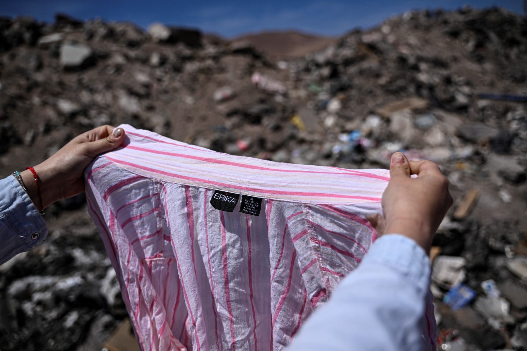 Montículos de ropa proveniente de Estados Unidos, Asia y Europa, automóviles usados de Japón o Corea