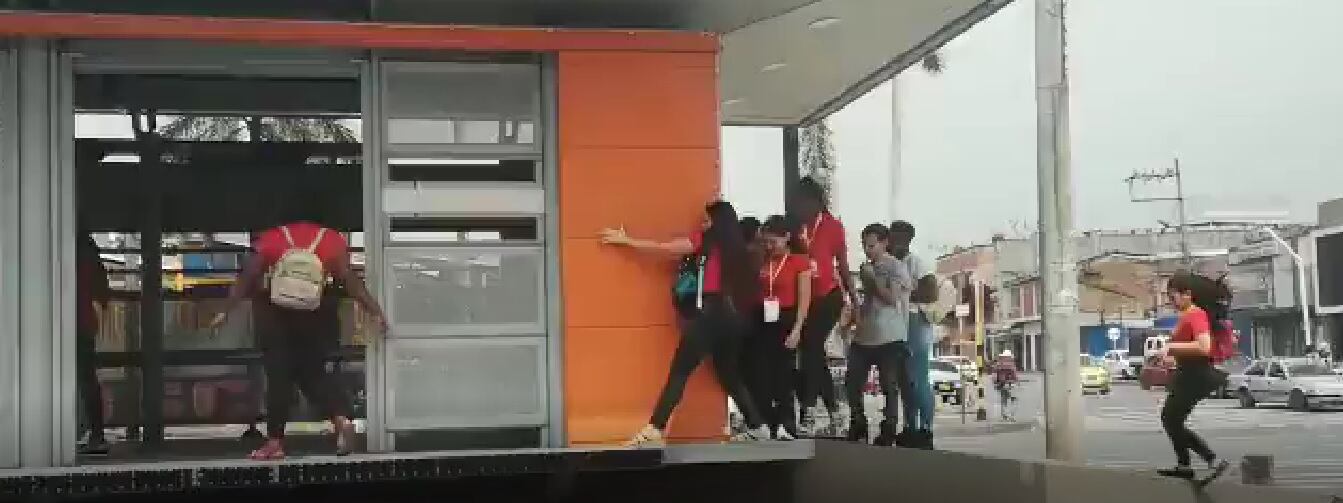 Empleados de una empresa en Cali fueron captados colándose a un bus del MIO.