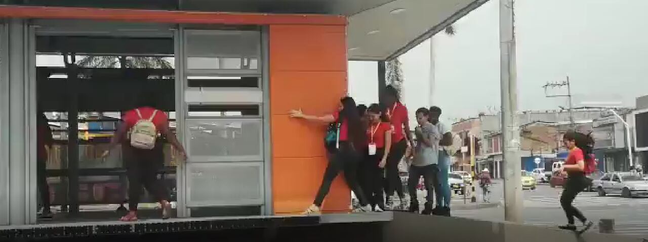 Empleados de una empresa en Cali fueron captados colándose a un bus del MIO.