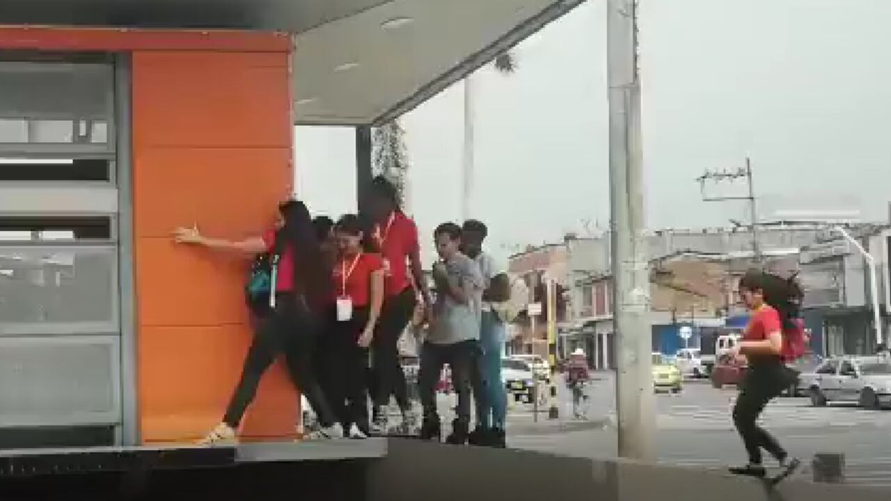 Así fueron captados diferentes ciudadanos ingresando de manera fraudulenta a una estación del MIO en Cali.