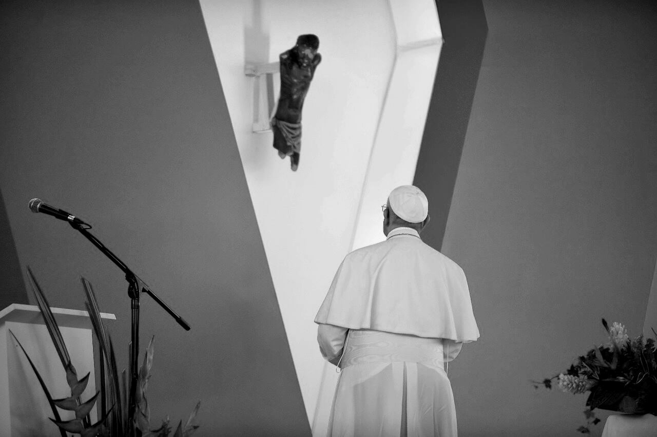 El Papa Francisco celebró homilía de beatificación del sacerdote Pedro María Ramírez frente al altar del Cristo mutilado, un símbolo de la masacre de Bojayá (Colombia)